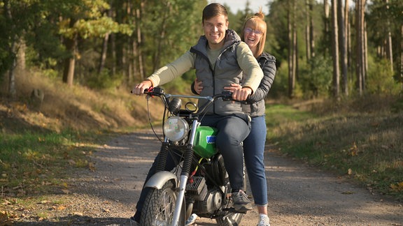 Arvid und Laura auf dem Moped im Wald