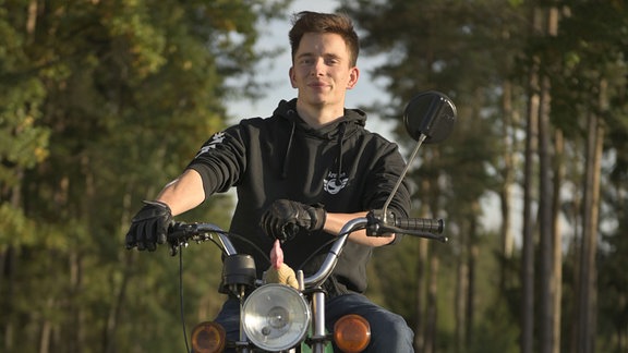 Anton von der Simsonbande auf seinem Moped im Wald