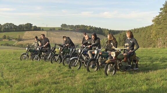 Die komplette Bande mit Mopeds auf der Wiese