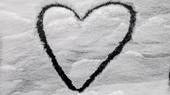 Herz an Auto gemalt im Schnee