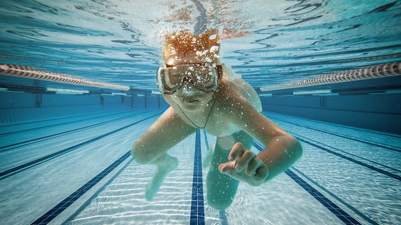 Junge taucht unter Wasser mit Taucherbrille