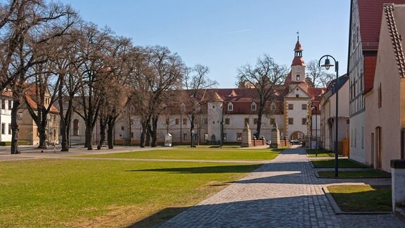 Mit seinem tollen Renaissanceschloss und der Schlosskirche hat die Stadt aus Sachsen-Anhalt einiges an Sehenswürdigkeiten zu bieten. Dem Schloss Annaburg mit seiner weitläufigen Garten- und Parkanlage verdankt die Stadt heute übrigens ihren Namen.