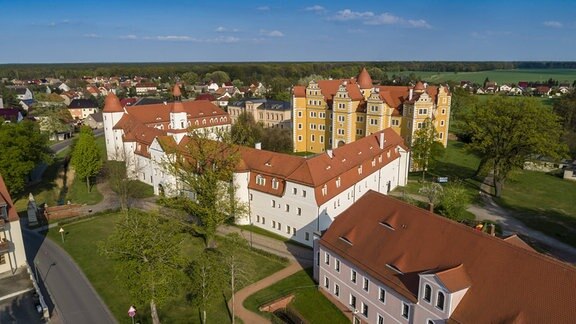 Mit seinem tollen Renaissanceschloss und der Schlosskirche hat die Stadt aus Sachsen-Anhalt einiges an Sehenswürdigkeiten zu bieten. Dem Schloss Annaburg mit seiner weitläufigen Garten- und Parkanlage verdankt die Stadt heute übrigens ihren Namen.