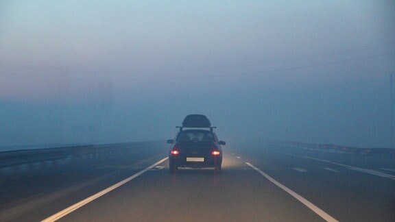 Ein Auto fährt durch den Nebel