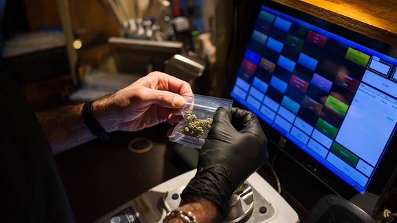 Verkauf von Cannabis in einem Coffeeshop in Amsterdam in den Niederlanden