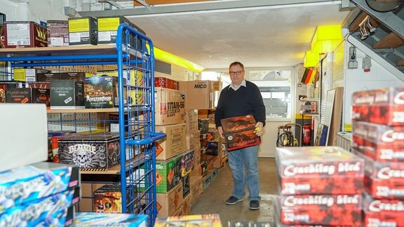 Dieser Feuerwerkshändler aus Nauheim hat sich Hygienekonzepte überlegt, mit Ware eingedeckt und darf jetzt nicht verkaufen.