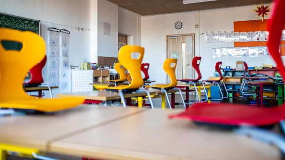 Ein leeres Klassenzimmer einer Grundschule in Dessau