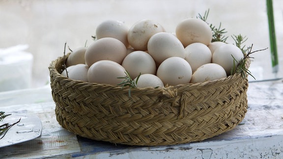 Frische Eier im Korb