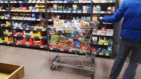 Einkaufswagen voller Lebensmittel in einem deutschen Supermarkt