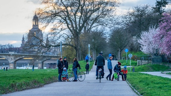 Radfahrer und Fußgänger auf dem Elberadweg vor der Kulisse der Frauenkirche