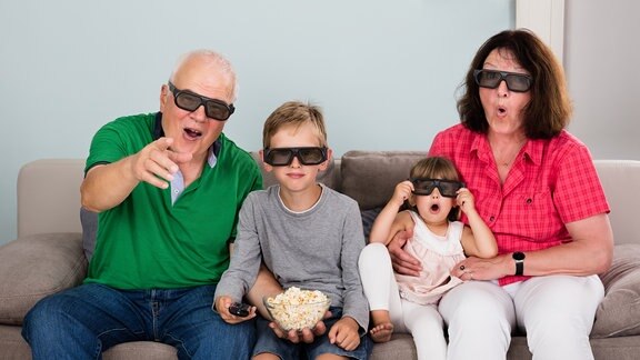 Familie mit 3D-Brillen vor dem Fernseher: Die großen Hersteller haben den Verkauf solcher Geräte eingestellt
