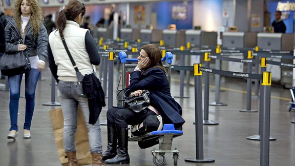 Gestrandete Fluggäste warten auf dem Flughafen Buenos Aires auf ihre Anschlussflüge.