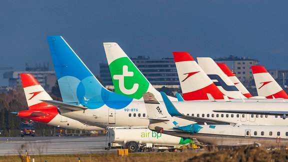 Flugzeuge parken vor dem Terminal des Flughafens von Innsbruck