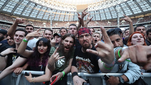 Heavy Metal-Fans bei einem Konzert in Russland