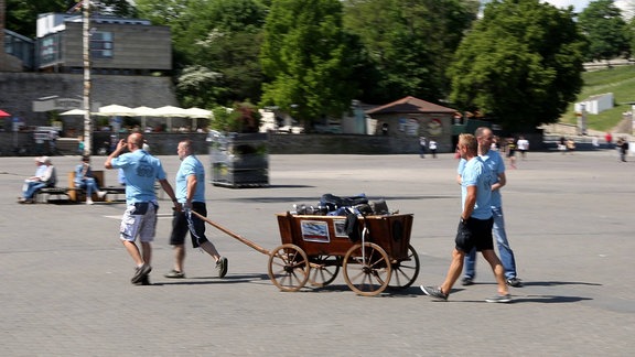Männer mit Bollerwagen an Christi Himmelfahrt auf dem Domplatz in Erfurt