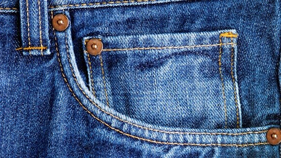 Mini-Hosentasche an der Jeans