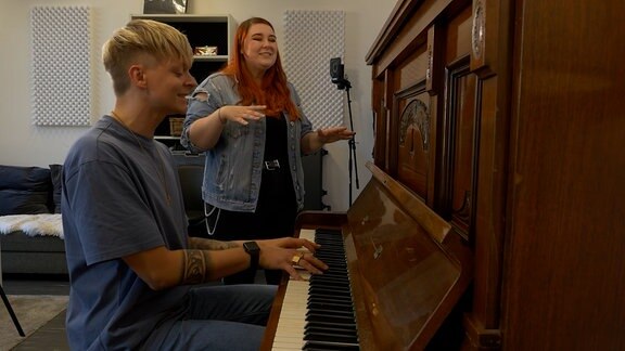 Einen Herzenswunsch erfüllt: MDR JUMP-Hörerin Bianca und Popstar Jonas Monar machen gemeinsam Musik