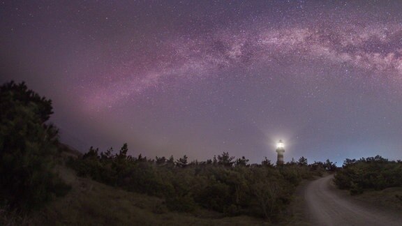 Spektakulär: Leuchtturm und Milchstraße in der Nacht
