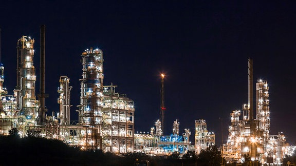 So hell strahlt Industrie: Den Chemiepark bei Leuna sehen Autofahrer auf der nahen A38 nachts schon von weitem (Bild von 2019).