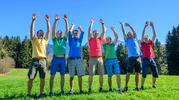Sonne, bestes Wetter, Natur: Eine Gruppe Männer hat gemeinsam Spaß bei einem Motivationstraining (Symbolbild)