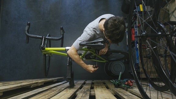 Mechaniker montiert Fahrrad im Shop