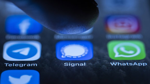 Die Logos der Messenger-Dienste Telegram, Signal und WhatsApp sind auf dem Display eines Smartphone zu sehen.