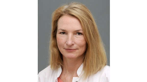 Immunologin Prof. Dr. Monika Brunner-Weinzierl von der Universität Magdeburg. Sie erforscht aktuell die Reaktion von T-Zellen im Immunsystem von Menschen, die trotz einer Corona-Infektion keine Krankheitssymptome zeigen. 
