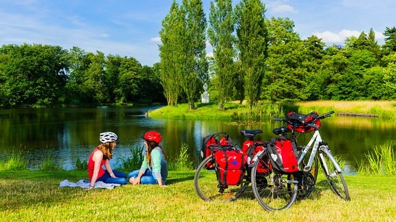 Radfahrer machen Pause im Dessau-Wörlitzer Gartenreich