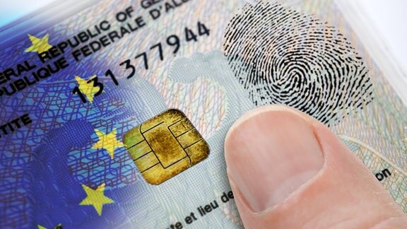 Finger auf deutschem Personalausweis mit EU-Fahne, Datenchip und Fingerabdruck
