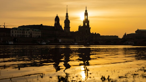 Die Stadt Dresden ist in einen hellen orangenen Ton gehüllt.