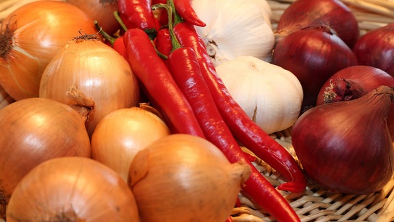 Gemüsekorb mit Pepperoni, Zwiebeln und Knoblauch