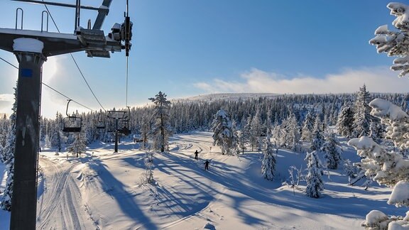 Skilift in Winterlandschaft