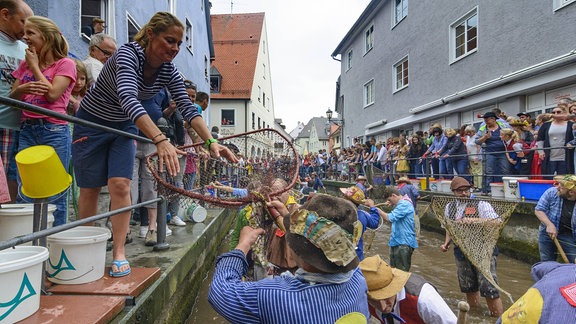 Tradition in Memmingen/Bayern: Ausfischen des Stadtbaches
