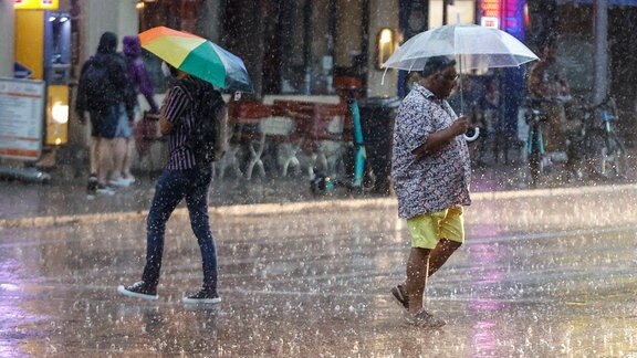 Regenschauer zwei Fußgänger Mit Regenschirm