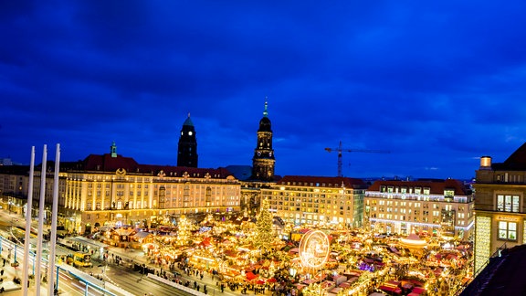 Der älteste Weihnachtsmarkt Deutschlands mit dem größten Schwibbogen der Welt: Striezelmarkt in Dresden 2019