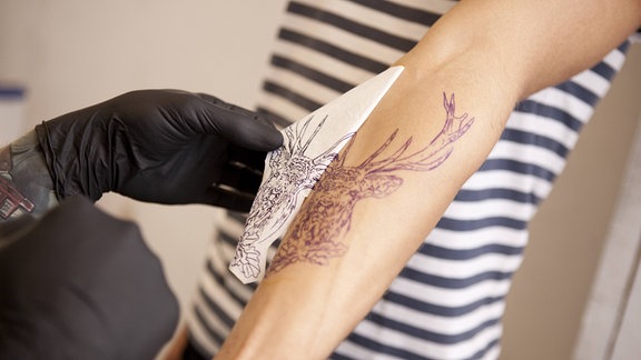 Vorlage für ein noch zu stechendes Tattoo auf dem Arm (Symbolfoto)